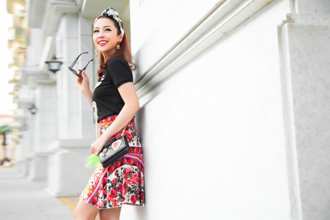 Nhân dịp vào Sài Gòn công tác, Jennifer Phạm đã thực hiện bộ ảnh đường phố với phong cách thời trang trẻ trung. 