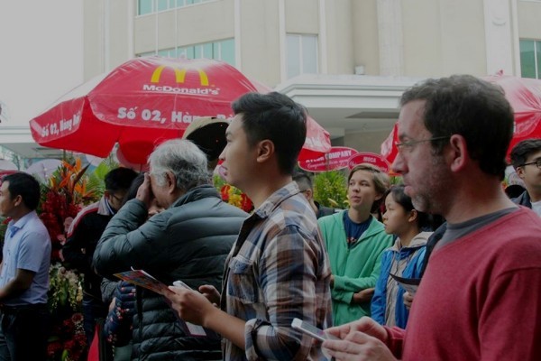 Hàng trăm người xếp hàng chờ McDonald's ở Hà Nội
