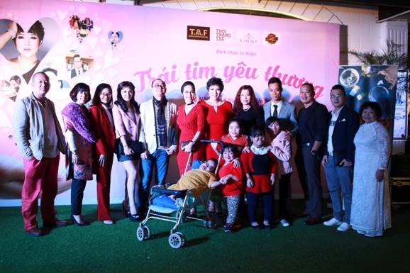Trưởng BTC Nguyễn Thu Trang chụp ảnh cùng trung tâm Thương Thương và khách mời có mặt trong đêm nhạc “Trái Tim Yêu Thương”.