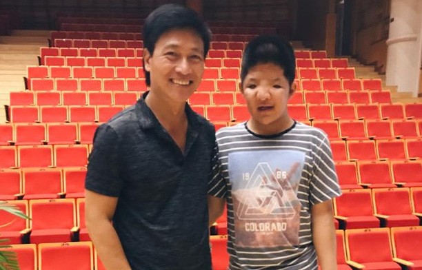 Hai bố con diễn viên Quốc Tuấn và Bôm tại Học viện âm nhạc Quốc gia
