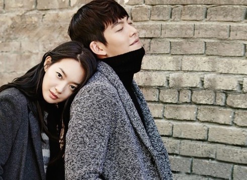Shin Min Ah - bạn gái Kim Woo Bin luôn ở bên cạnh anh trong thời gian chữa bệnh.