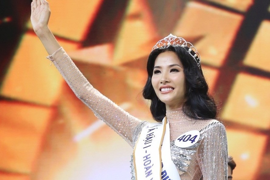 Hoàng Thùy đăng quang Á hậu Hoàn vũ 2017