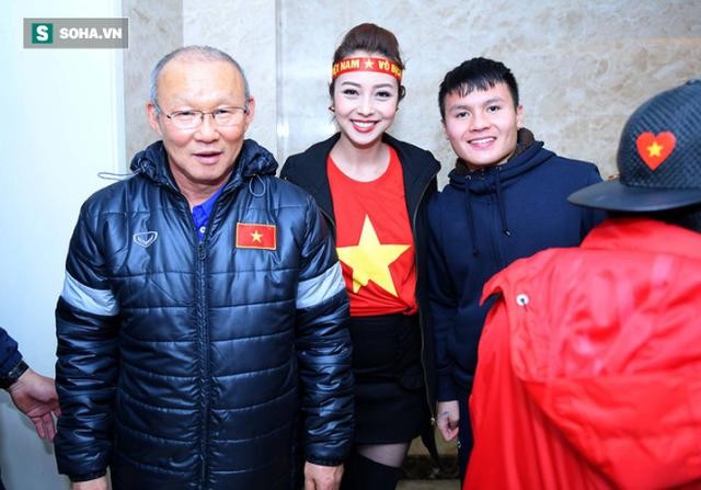 Jennifer Phạm rạng rỡ gặp thầy trò Park Hang-seo và Quang Hải