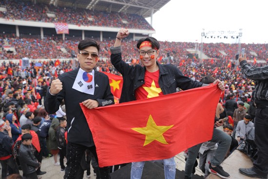 Trung ruồi, Minh tít 'khóc, cười' hết mình với U23 Việt Nam