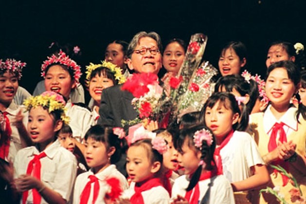 Nhạc sĩ Hoàng Vân cùng các cháu thiếu nhi: Ảnh Nguyễn Đình Toán
