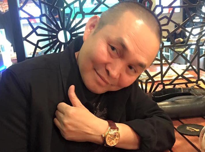 Chiếc đồng hồ Xuân Hinh cầm trên tay là sản phẩm của thương hiệu EPOS, với mức giá khoảng hơn 30 triệu đồng