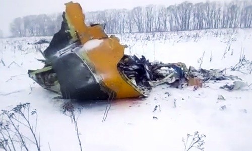Mảnh vỡ máy bay An-148 tại hiện trường vụ tai nạn. Ảnh: AP.