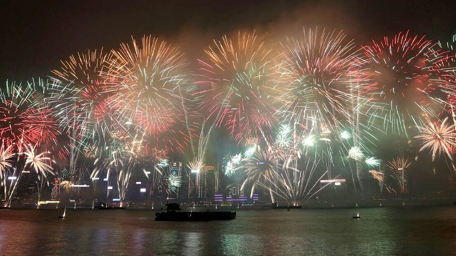 Pháo hoa ở cảng Victoria, Hong Kong. Ảnh: SCMP. 