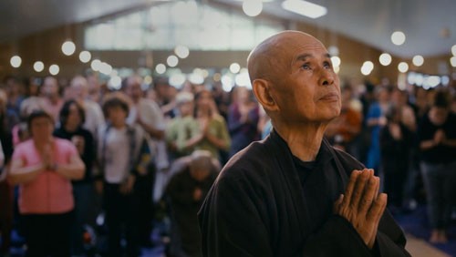 Thiền sư Thích Nhất Hạnh trong phim tài liệu.