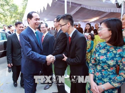 Chủ tịch nước Trần Đại Quang thăm cán bộ nhân viên Đại sứ quán và cộng đồng người Việt tại Ấn Độ. Ảnh: Nhan Sáng/TTXVN 