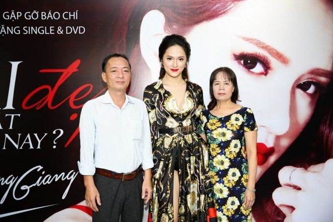 Sau 7 năm day dứt, bố mẹ Hương Giang sang Thái ủng hộ con thi Hoa hậu