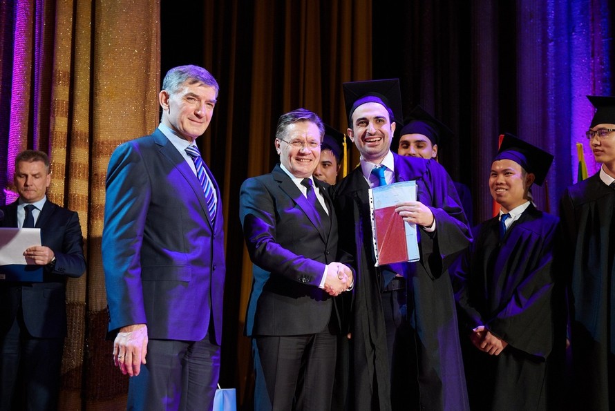Ông Alexey Likhachev – Giám đốc Điều hành của tập đoàn Rosatom và ông Mikhail Strikhanov – Hiệu trường trường Đại học MEPhI trao bằng cho sinh viên xuất sắc.