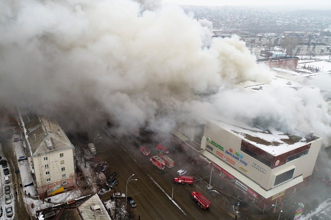 Trung tâm thương mại Winter Cherry chìm trong khói lửa. Ảnh: Bộ Tình trạng khẩn cấp Nga. 