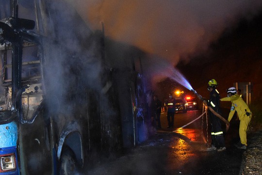 Lính cứu hỏa dập lửa. Ảnh: Reuters 
