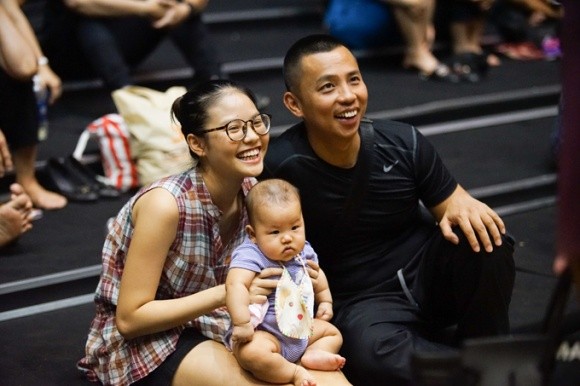 Khánh Linh và Chí Anh hạnh phúc bên con gái đầu lòng 