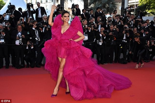 Minh tinh Ấn Độ Deepika Padukone đẹp 'lấn át' trên thảm đỏ Cannes