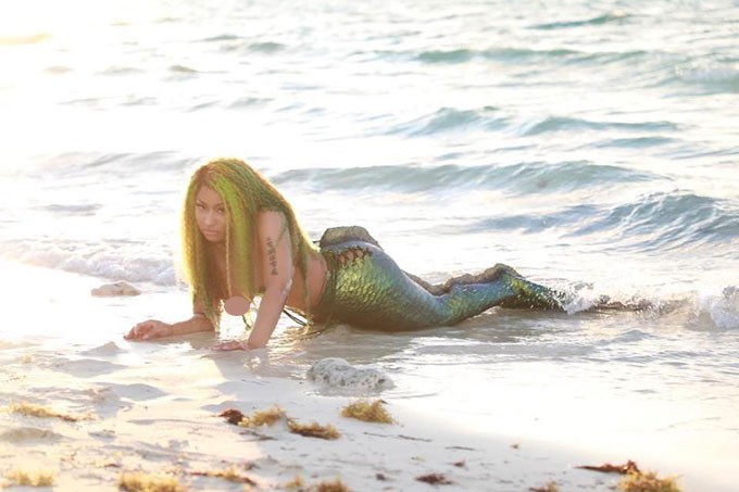 Hậu trường Nicki Minaj thả ngực trần đóng nàng tiên cá trong MV mới