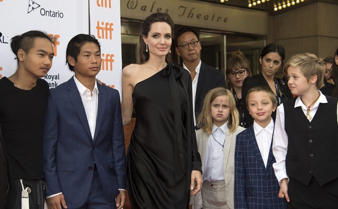 Cả sáu người con của Angelina Jolie đều muốn sống cùng Brad Pitt?