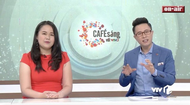 Hương Giang lần đầu dẫn bản tin "Cà phê sáng với VTV3" cùng MC Lê Anh.
