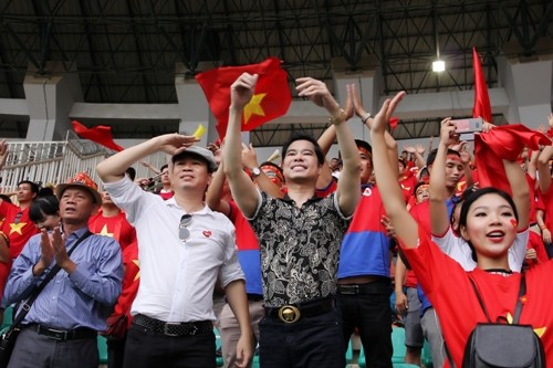 Ngọc Sơn và học trò giữ lời hứa thưởng nóng 250 triệu cho Olympic VN