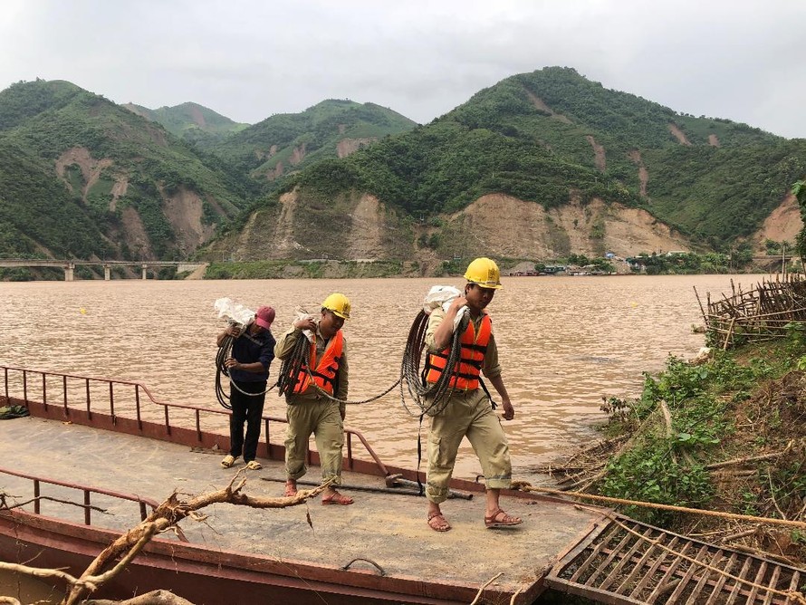 Công nhân Truyền tải điện Tây Bắc 2 khắc phục sạt lở do mưa bão ảnh hưởng đến lưới truyền tải điện Quốc gia khu vực Sơn La
