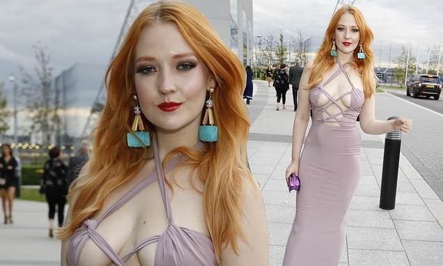 Người mẫu Anh gợi cảm với váy cắt xẻ táo bạo
