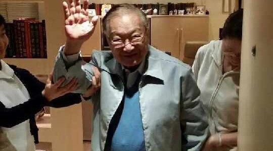 Kim Dung trong ngày sinh nhật 90 tuổi. 