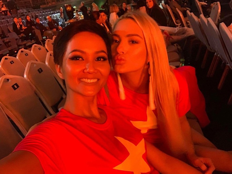 H'Hen Niê và Hoa hậu Mỹ mặc áo cờ đỏ sao vàng 'tiếp lửa' Việt Nam