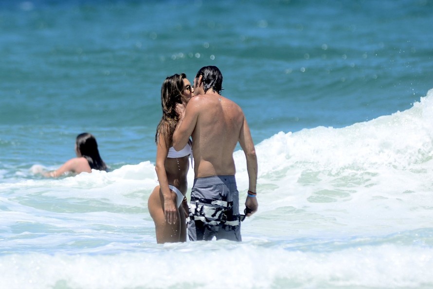 Alessandra Ambrosio bikini gợi cảm, tính tứ bạn trai trên biển