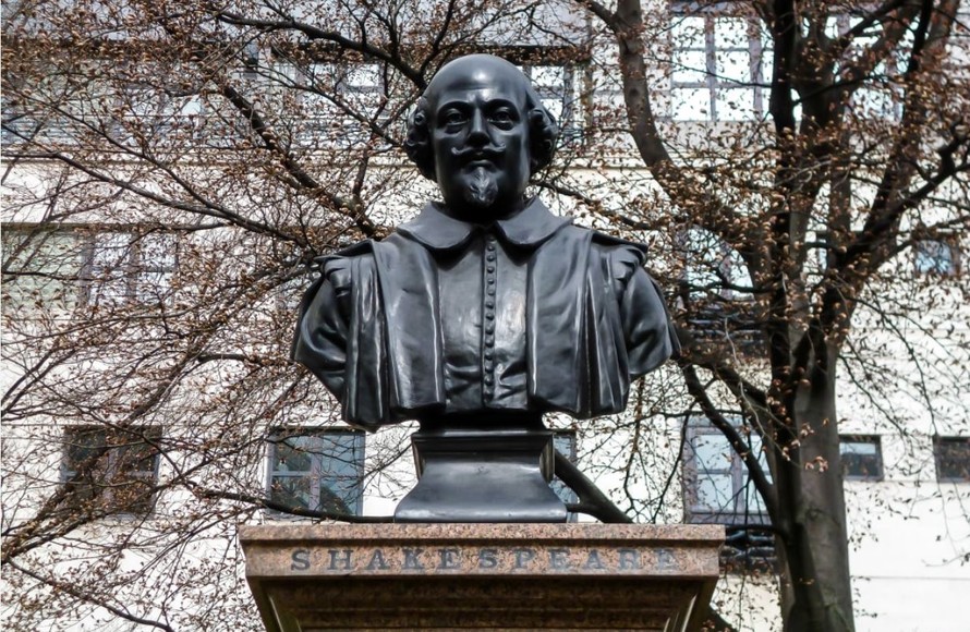 Bức tượng bán thân của nhà văn, nhà viết kịch William Shakespeare tại giáo xứ St. Mary Aldermanbury, London. Ảnh: CNN