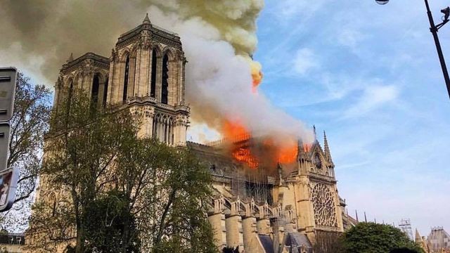 Cảnh Nhà thờ Đức Bà Paris bốc cháy.