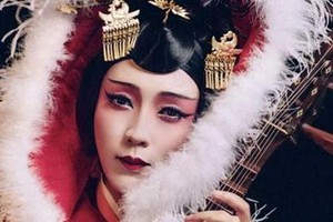 Nam ca sĩ 'quốc bảo Trung Quốc' xinh đẹp khi đóng Vương Chiêu Quân