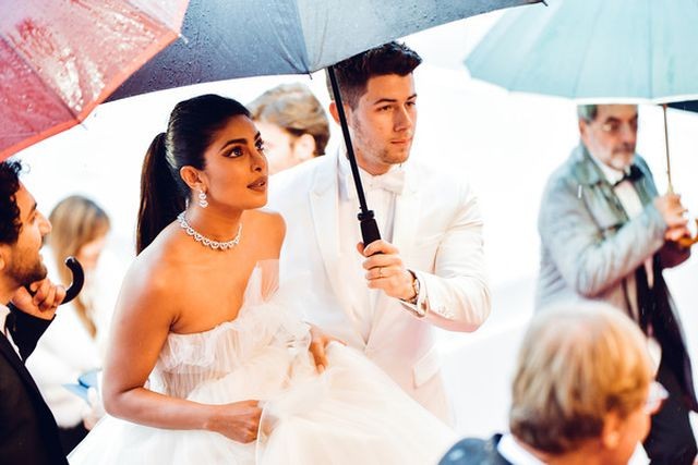 Hoa hậu Priyanka Chopra được chồng trẻ chăm chút, tình tứ trên thảm đỏ Cannes 