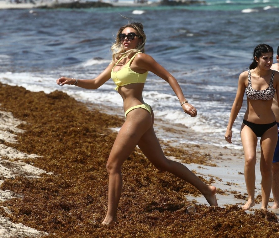 Trong bộ bikini 2 mảnh màu vàng, nàng Playboy người Canada phô thể hình nóng "bỏng mắt", khiến cánh mày râu "chao đảo" 