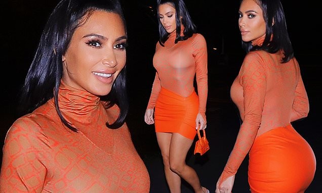Kim Kardashian 'mặc như không' với áo bó sát khoe dáng như tạc tượng