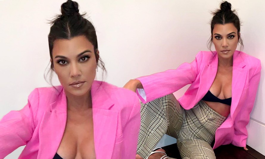 Kourtney Kardashian phanh áo khoe ngực đầy gợi cảm ở tuổi 40