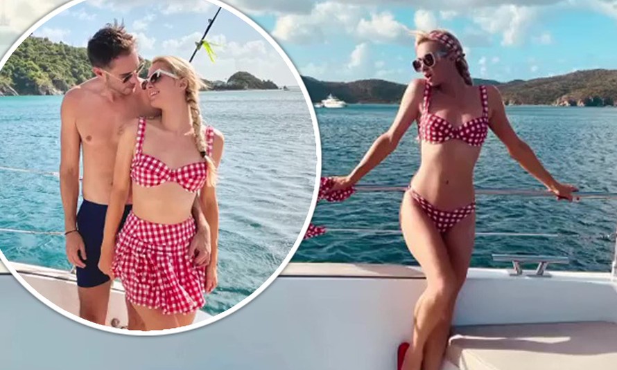 Paris Hilton tình tứ cùng bạn trai đón giao thừa ở biển