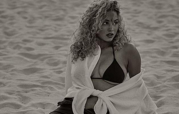 Mẫu 9x Rose Bertram cực nảy nở gợi cảm với thời trang đi biển