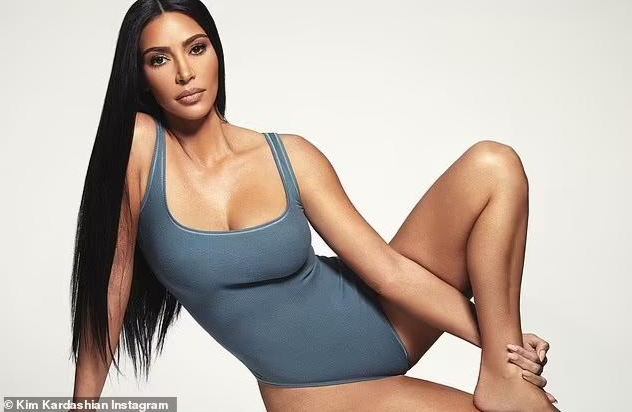 Kim Kardashian tung ảnh nội y nóng 'bỏng rẫy' giữa 'bão' ly hôn
