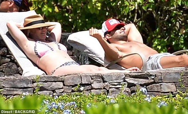 Britney Spears thư giãn cùng bạn trai ở Hawaii sau phiên tòa chấn động