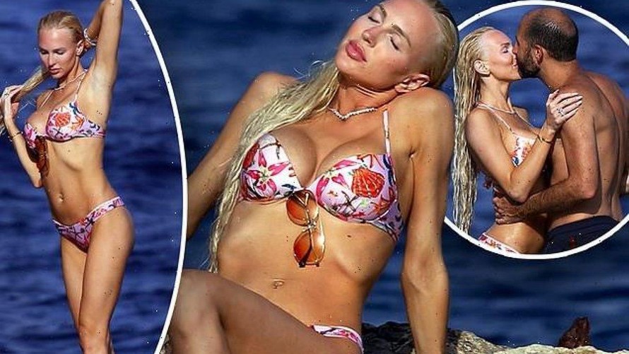 Sao truyền hình Mỹ diện bikini cực 'bốc lửa', không ngừng ôm hôn chồng ở biển