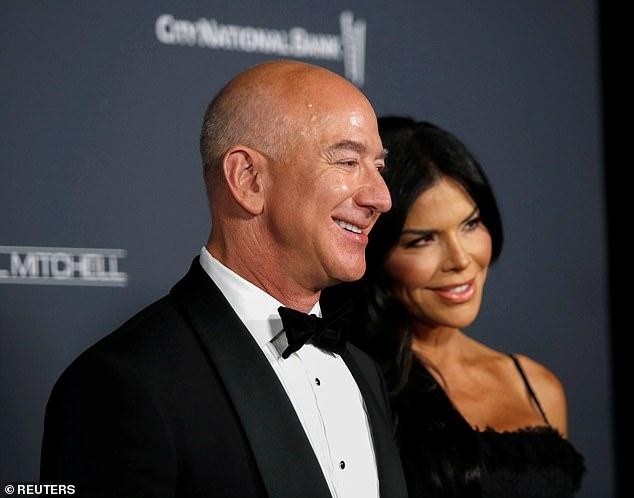 Bạn gái 52 tuổi mặc cúp ngực gợi cảm, sánh đôi bên tỷ phú Amazon Jeff Bezos