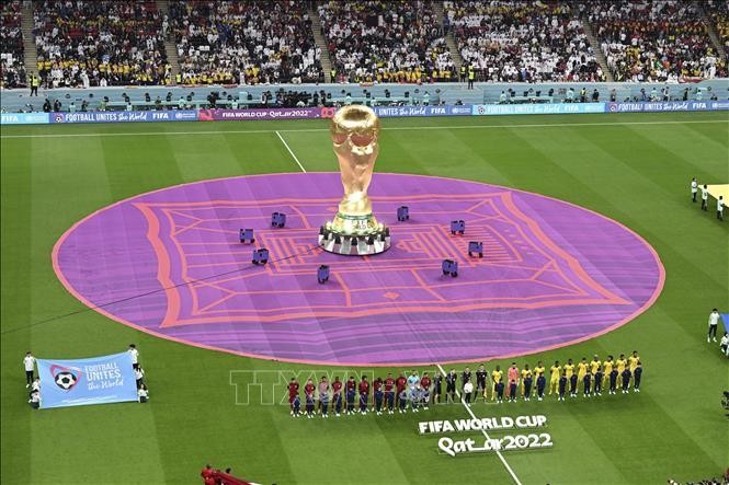 Mô hình Cup vô địch của FIFA được trình diễn trước trận đấu khai màn World Cup 2022 giữa đội chủ nhà Qatar và Ecuador trên sân Al-Bayt ở Al Khor, Qatar ngày 20/11/2022. Ảnh: AFP/TTXVN