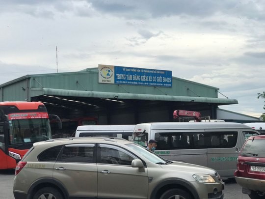Tình trạng quá tải tại các trung tâm đăng kiểm đang diễn ra nghiêm trọng ở TP HCM và Hà Nội