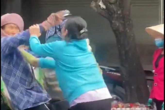 Người phụ nữ hành hung cụ bà bán bắp (Ảnh cắt từ clip).