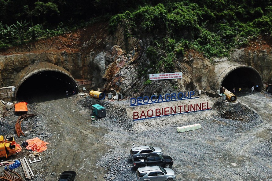Thông đường hầm xuyên núi đá vịnh Hạ Long