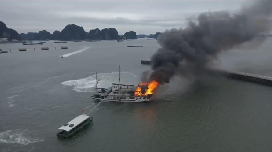 Hai tàu du lịch bốc cháy dữ dội trên vịnh Hạ Long