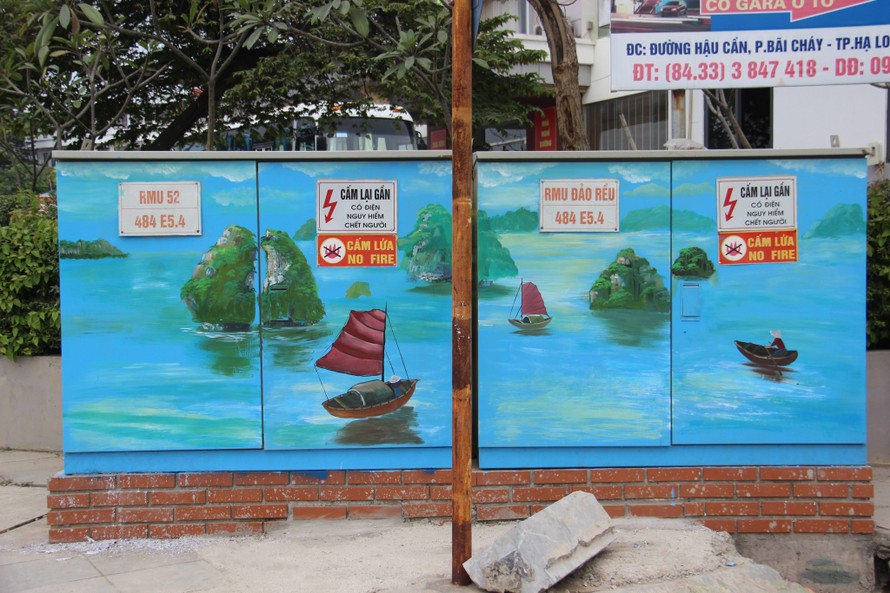 Những 'tủ tranh' đặc biệt trên phố Quảng Ninh