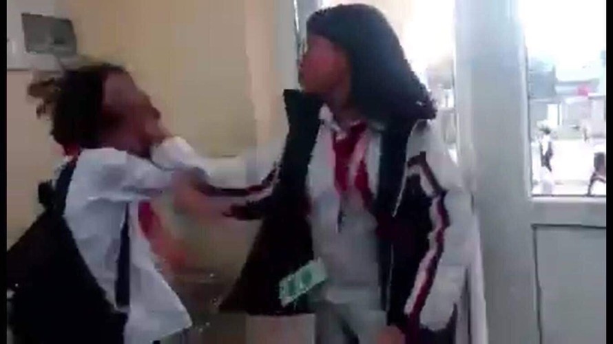 Lan truyền clip học sinh Quảng Ninh đánh bạn túi bụi trong lớp 
