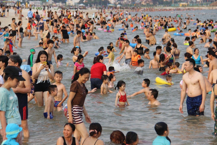 Chen nhau tắm biển trong ngày đầu tiên nghỉ lễ ở Hạ Long